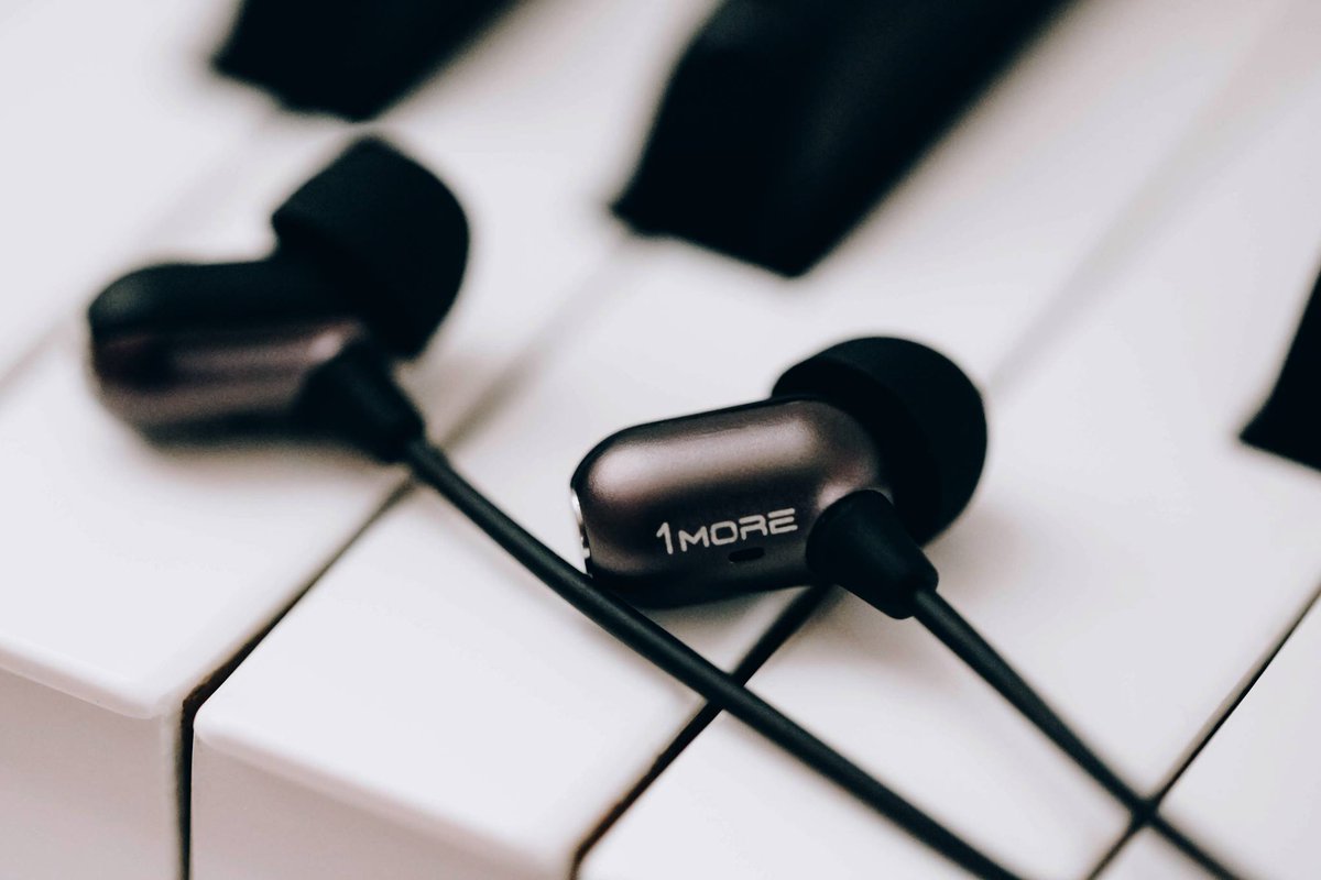 ¿Eres de los que escuchan música tumbado?
El diseño de nuestros auriculares #CapsuleDualDrivers es perfecto para ti. Gracias al diseño ergonómico de la cápsula, estos no sobresalen de tus orejas. 
¡Escucha tu música sin problemas tras un largo día!  
bit.ly/2QUf7uu