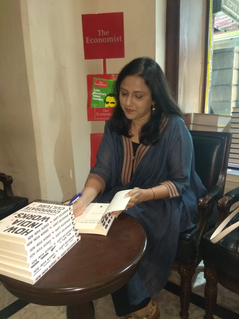 HarperCollinsIN's tweet photo. Did you get a chance to catch @AartiKelshikar signing copies of her latest book, #HowIndiaWorks?
Here are snapshots from @crossword_book and @KitabKhanaBooks https://t.co/Jd5ED6vDoc