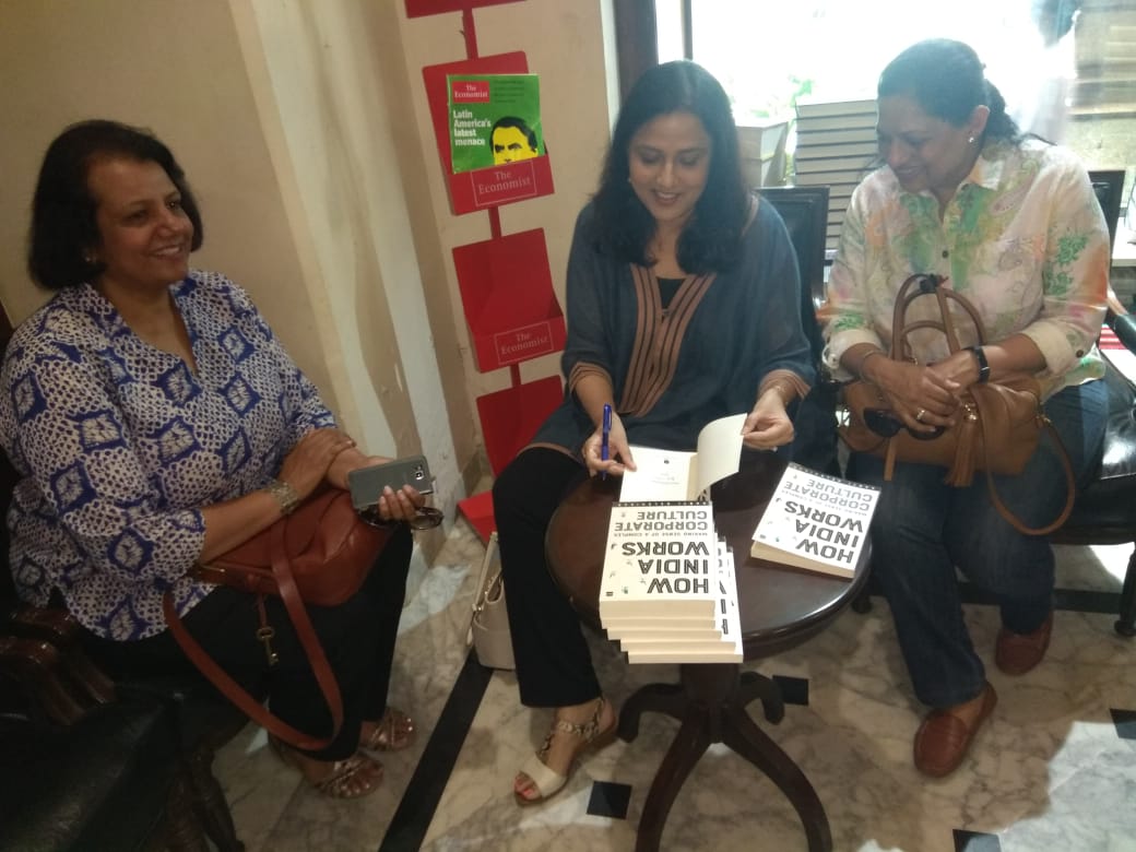 HarperCollinsIN's tweet photo. Did you get a chance to catch @AartiKelshikar signing copies of her latest book, #HowIndiaWorks?
Here are snapshots from @crossword_book and @KitabKhanaBooks https://t.co/Jd5ED6vDoc
