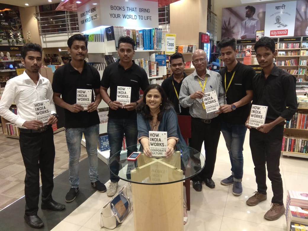HarperCollinsIN's tweet photo. Did you get a chance to catch @AartiKelshikar signing copies of her latest book, #HowIndiaWorks?
Here are snapshots from @crossword_book and @KitabKhanaBooks https://t.co/Jd5ED6vDoc