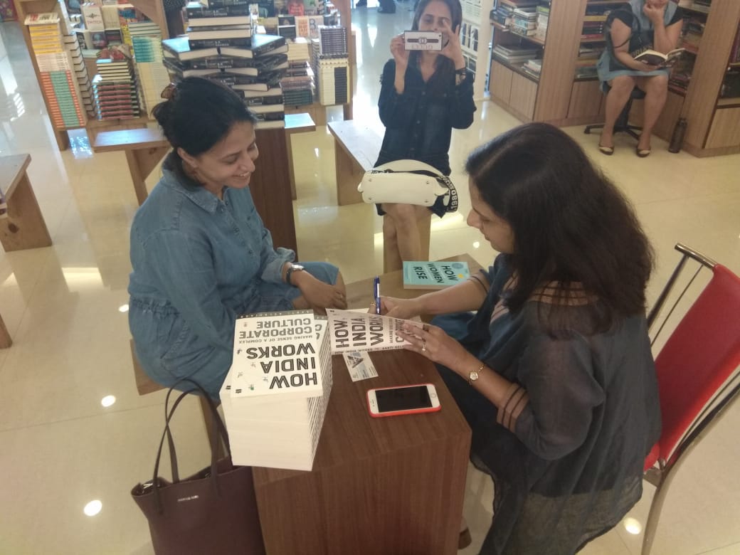 HarperCollinsIN's tweet photo. Did you get a chance to catch @AartiKelshikar signing copies of her latest book, #HowIndiaWorks?
Here are snapshots from @crossword_book and @KitabKhanaBooks https://t.co/Jd5ED6vDoc