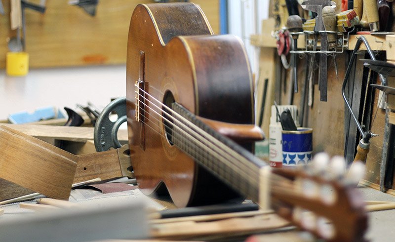 Una buena guitarra te puede acompañar toda la vida. #mrguitars #guitarrasmr #realwoods #maderas #luthier #hechoamano #artesanía #hechoenespaña #guitarra