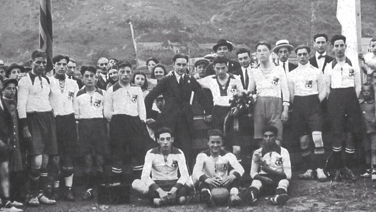 CDMontcada's tweet photo. 📂 | 27 de mayo de 1923. El primer equipo del @CDMontcada posa en el antiguo campo de Panisello

👉 95 años de historia dan para mucho y pronto, en https://t.co/vZuvd1KPT6, recuperaremos grandes historias de nuestra entidad 

#EndavantMontcada #2cat2 https://t.co/brTDMHDJsp