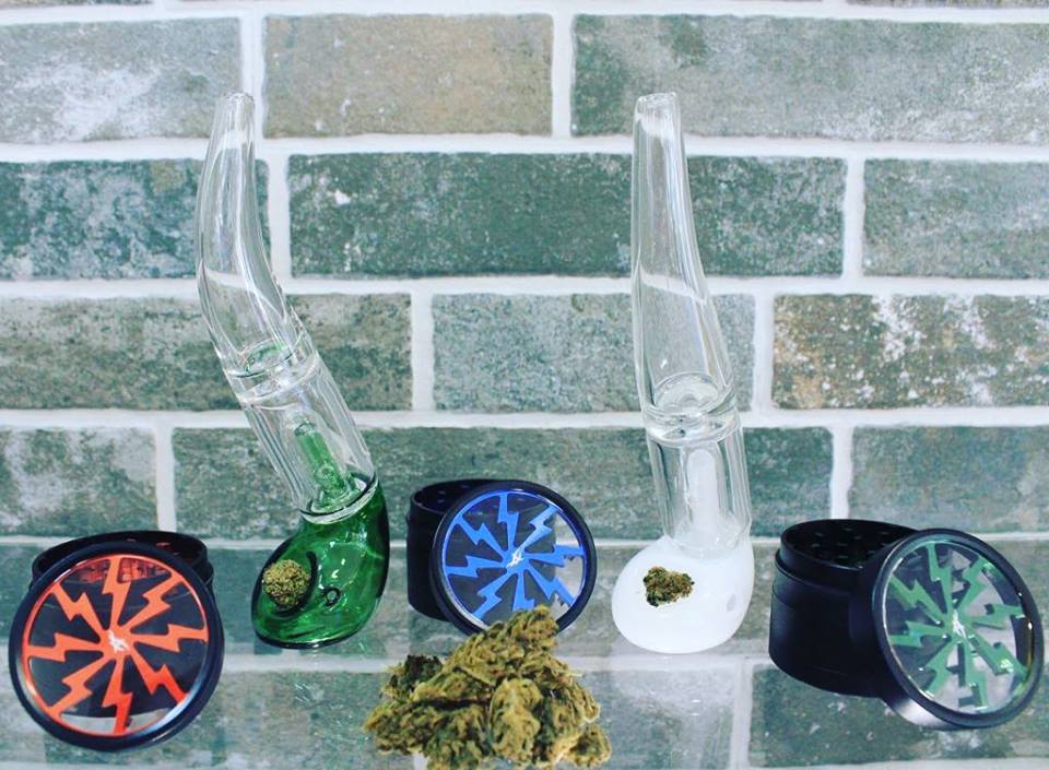 Elia10742192's tweet photo. Thorinder grinder and HQ percolator pipes <3 #thorinder #percolator #smokingtools #cbda #420time #dabber #weedporn #weedstagram #chill #relax #ohmyweed #stonersociety #puffpuffpass #kushlife #gelato #cannabiscup #cannabislight #coil #dab #rosin #shatter #test #america #legalizeit https://t.co/oxhuxoZIAz
