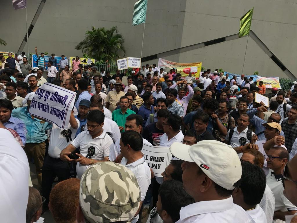 Naveenkumar_ISM's tweet photo. @PiyushGoyal #RemovePayAnomalyCIL protest against 3rdPRC at CIL, HQ Kolkata. please respond. https://t.co/cipRrCB7JY