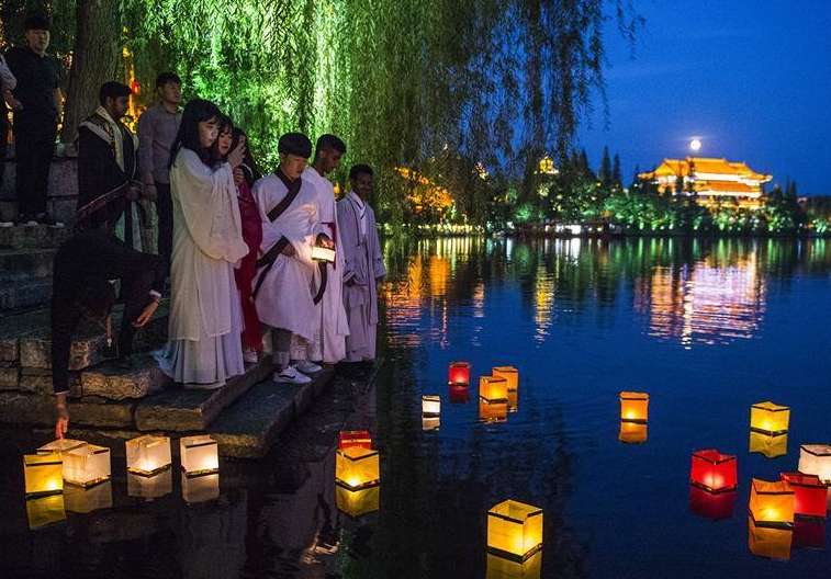 koblist's tweet photo. People put lanterns into an ancient canal in the moonlight to celebrate Mid-Autumn Festival  https://t.co/xouTHDYF01 https://t.co/ytcJ6DyBky