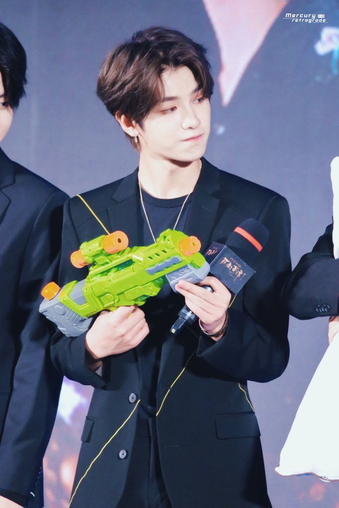 MercuryRetrogr4's tweet photo. 180925 北京 HD 4p

🚫Do not delete logo,share with cr please.

#黄明昊 #Justin #저스틴 #JustinHuang #HuangMinghao https://t.co/YTYpCeSz0S