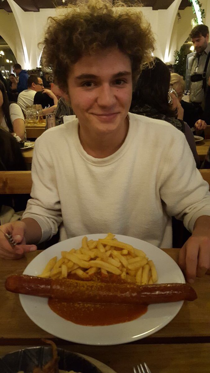 caro_olvr's tweet photo. Joyeux anniversaire @alb_olvr, je crois que tu l'avais bien kiffé cette saucisse 😏 jtmmmm https://t.co/7Dcgw0HAXL