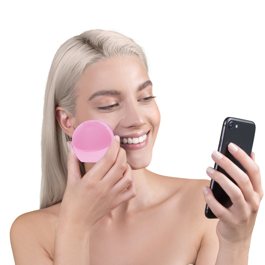 NEU: Luna fofo von #Foreo - lernfähiges Gerät zur #Gesichtsreinigung
# 24K-vergoldete Sensoren
# 100% wasserdicht
# 8.000 Pulsationen pro Minute
# 400 Verwendungen pro Vollladung
# exklusiv bei Hangl in Samnaun
hangl.ch