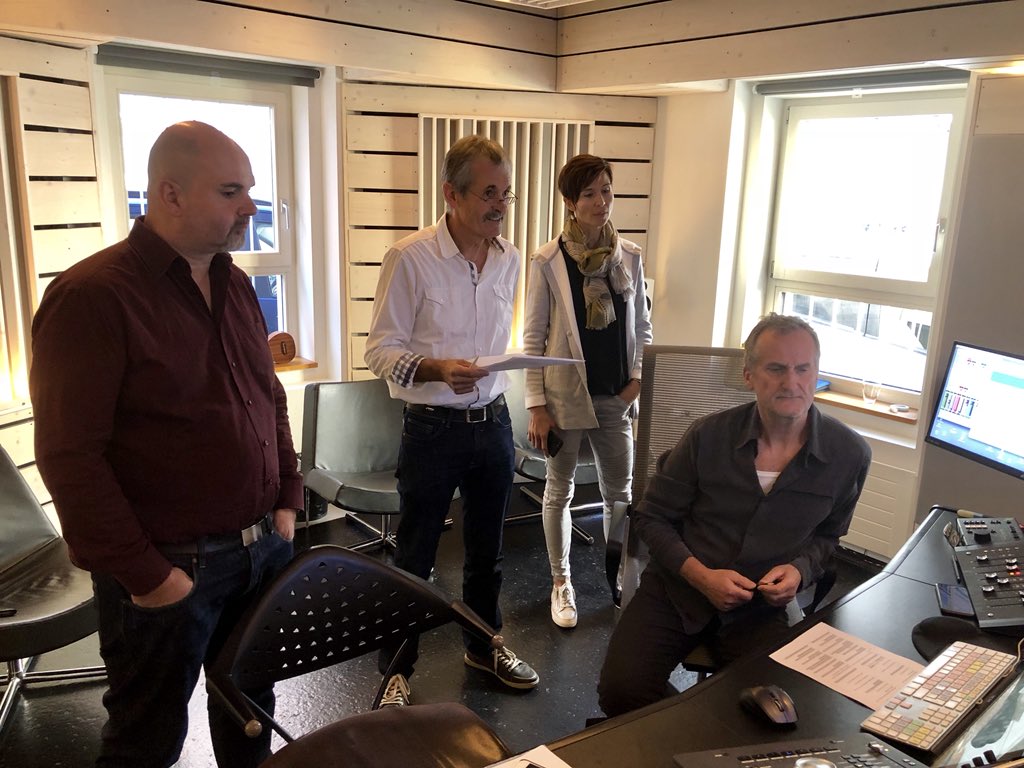 Avec Jürg, Jean-François, Sandra et Walter dans le studio d'enregistrement - en train de produire de nouveaux supports d'information pour la seule véritable boutique en ligne suisse de pneus, Reifentotal.ch.
Salutations à tous les conducteurs en Suisse.