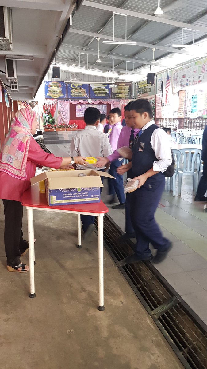 Sujashan1's tweet photo. Program memberi sarapan kepada pelajar UPSR Sk St Thomas, Kuantan yg dianjurkan #TRAMASIF . Syabas diucapkan dan terima kasih kepada yg membantu dan penaja kami.Tarikh 25 hb Sept 2018 https://t.co/j7DDJaEnai