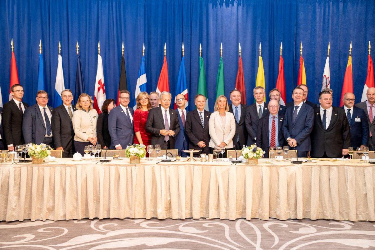 MFA_Austria's tweet photo. AM @Karin_Kneissl nahm gestern Abend am Rande der #UNGA auf Einladung des US-Außenministers @SecPompeo am #TransatlanticDinner teil. Am Rande des Abendtermins kam es auch zu einem kurzen Meinungsaustausch mit SoS Pompeo, insbesondere zu Energiefragen. https://t.co/VVggW6cDf8