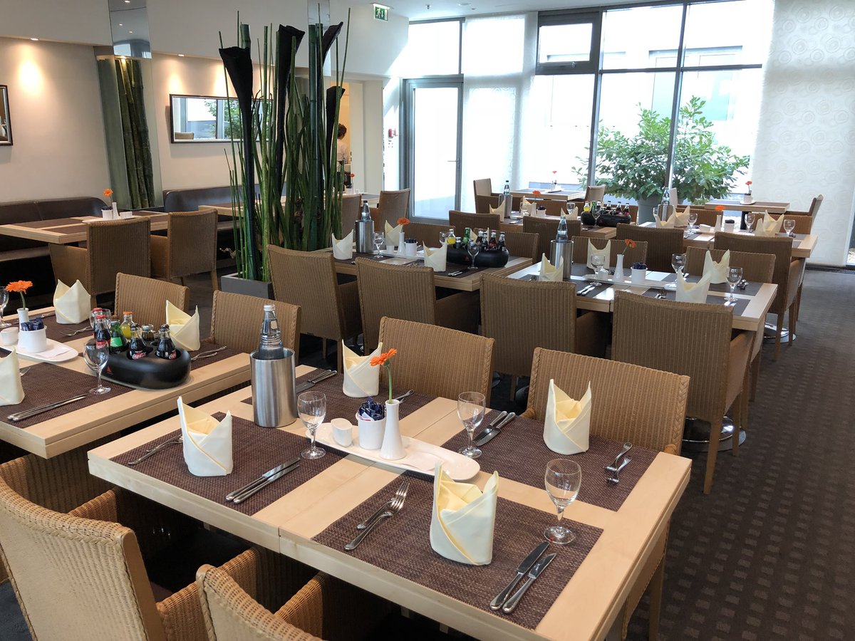 The chefs are busy, preparing lunch for #osbconf participants ! #deliciousfood <a href="/Dorint_Koeln/">Dorint Messe Köln</a> /mn