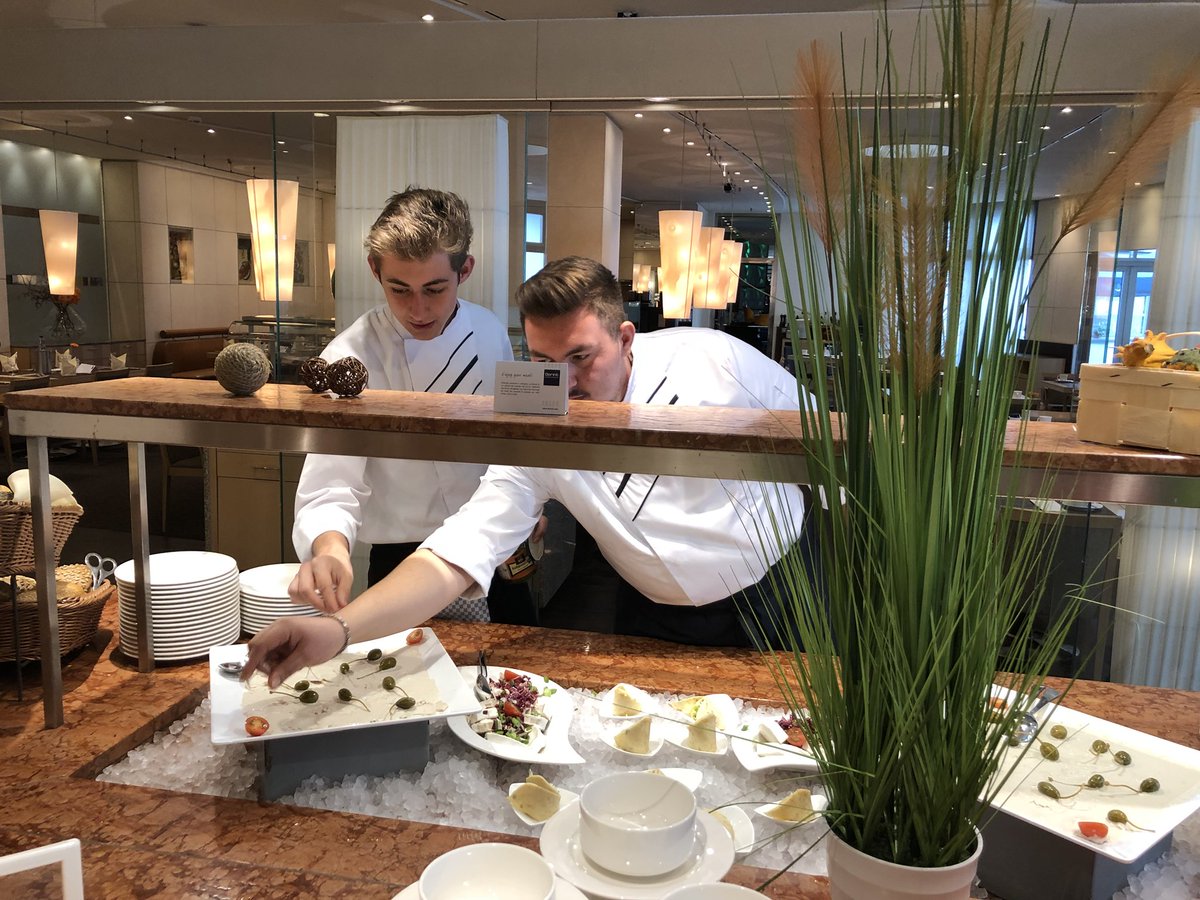 OSBConf's tweet photo. The chefs are busy, preparing lunch for #osbconf participants ! #deliciousfood @Dorint_Koeln /mn https://t.co/ro3Vgotu38