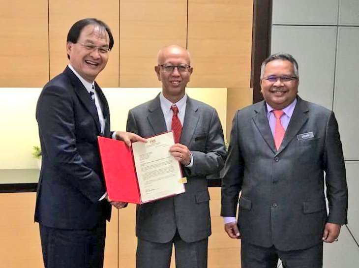 Tahnian YBhg Dato' Sr Aziz Abdullah diatas Pelantikan ke jawatankuasa Ketua Pengarah <a href="/LLMrasmi/">LLM</a> yang Baharu. 

YBM <a href="/MOWorks/">でやんす</a> Tuan <a href="/baru_bian/">Baru Bian</a> menyerahkan surat pelantikan beliau sebentar tadi yg turut disaksikan oleh YBhg Dato'Sri <a href="/ZohariAkob/">Dato Sri Zohari Akob</a> KSU <a href="/MOWorks/">でやんす</a>