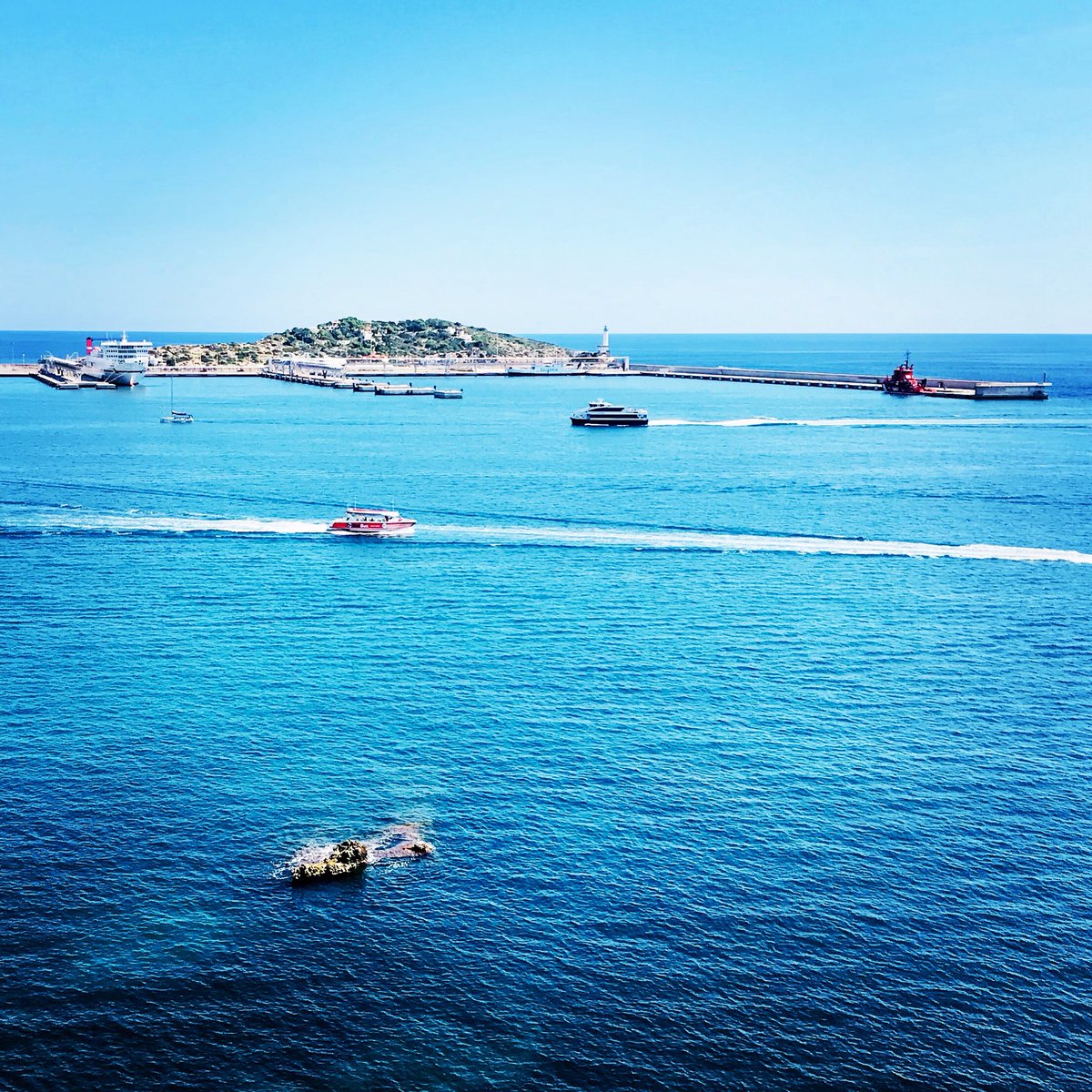 VadellaRentals's tweet photo. “S’ILLA PLANA” Ibiza’s New Harbor. ⚓️ 💙 🛳
#ibizavespatours #vadellarentalsluxuryvillasibiza #vadellarentalsdaycharteribiza #vadellarentalscarsinibiza #rentascooter #rentavespa #ibiza2018 #ibiza #spain #balearicislands #boat #localboat #naturalpark
https://t.co/mfhPMlcSKa https://t.co/Fqf9u2YNg4