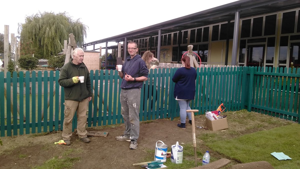 FortisTomP's tweet photo. Day 3 of #communitiesweek18 at @PWPrimary with @FortisLiving crew hard at work #WorcestershireHour https://t.co/3KORJ9rPsg