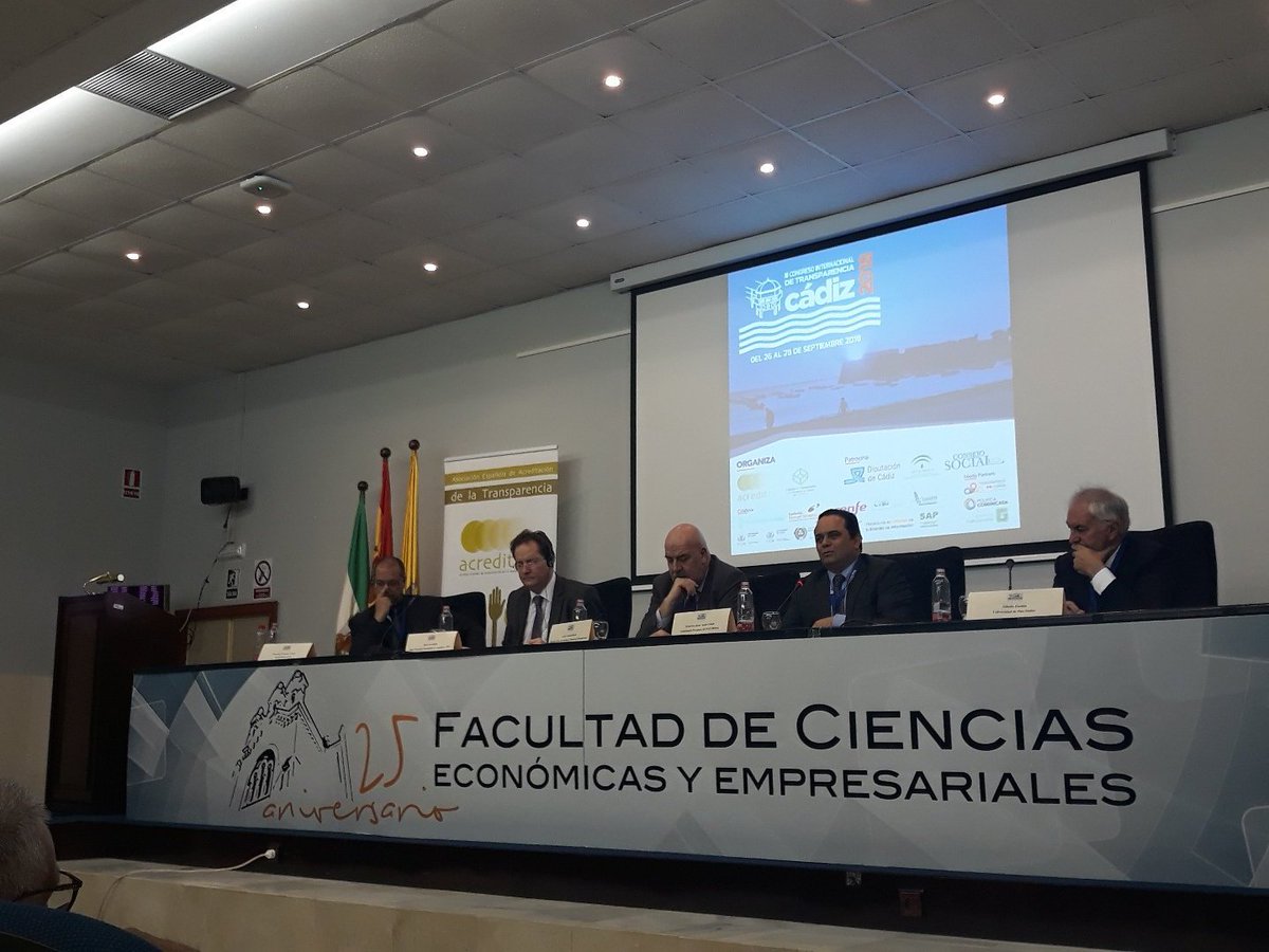 anlopfer's tweet photo. "Empieza a criticarse que la transparencia es gobernar en una pecera, incómoda porque desnuda al poder", Severiano Fdez Ramos de @univcadiz en Mesa de Inaugural internacional de @COTransparencia #CIT18 https://t.co/YqAkpwuOWB
