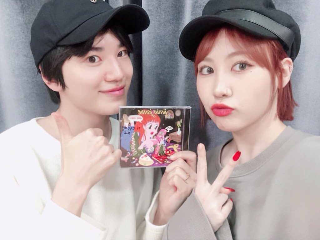 SungjongAr's tweet photo. 📷
180926|| تحديث سونغ جونق في الانستقرام بصورة مع المغنية بارك جيمين:
" #مقعد_ضيف_مدنايت_بلاك #لليوم 
الأغنية حقاً حقاً جيدة ^_^! 
#midnightblack #بلاكيز ❤️ لنلتقي مجدداً في المساء 👋🏼😝😆
#بارك_جيمين #سونغجونق 
#المباشر_جيد 👍🏻 " 
https://t.co/4xcCdtE3xW https://t.co/UZgZ1Ij2UD