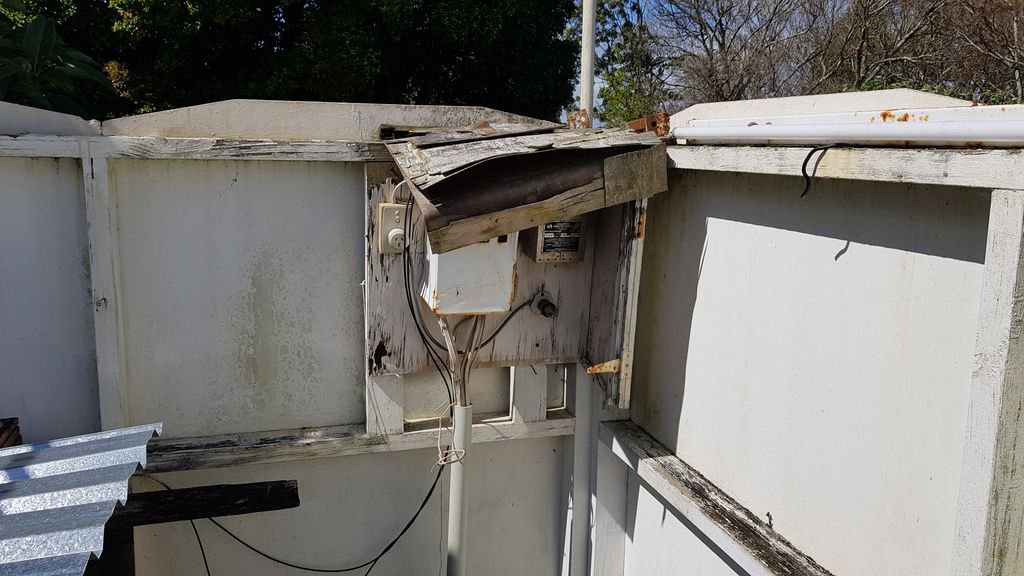 NZInspections's tweet image. While completing an inspection today, I this nasty little death trap, then the perfect warning sign to go with it!
#buildinginspector #electricalfaults #danger #warning