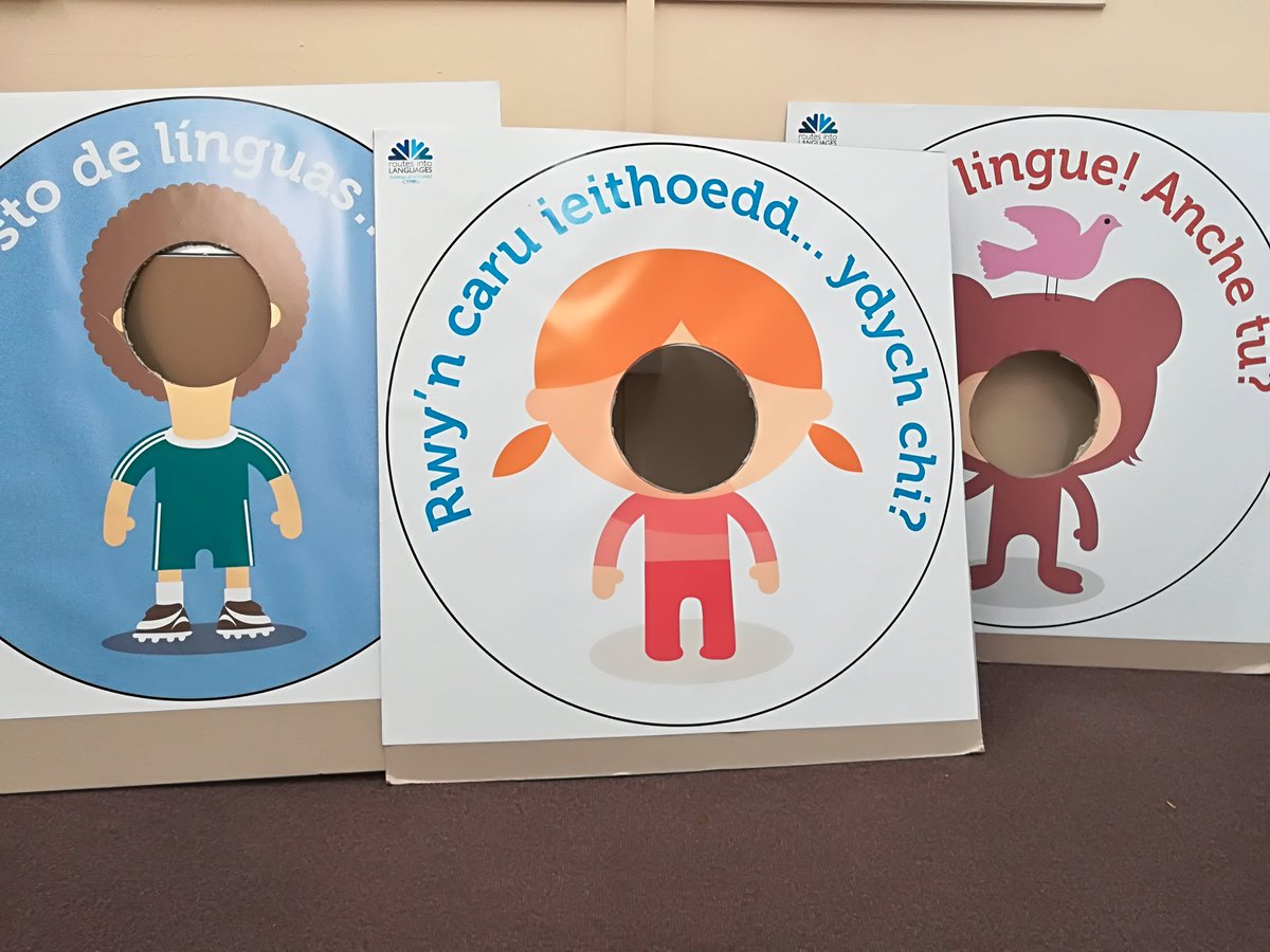 r_chapela's tweet photo. Diwrnod Ewropeaidd ar gyfer Ieithoedd hapus! Heddiw, rydyn ni'n dathlu fo efo @RoutesCymru yn @BangorMLC : 1)Dewch i swyddfa 425. 2)Tynnwch dy lun ar gyfer Trydar (efo'r tagiau). 3) Ennillwch! #EDL2018 / hefyd efo @CEG_Gales https://t.co/pvEyLthdpZ