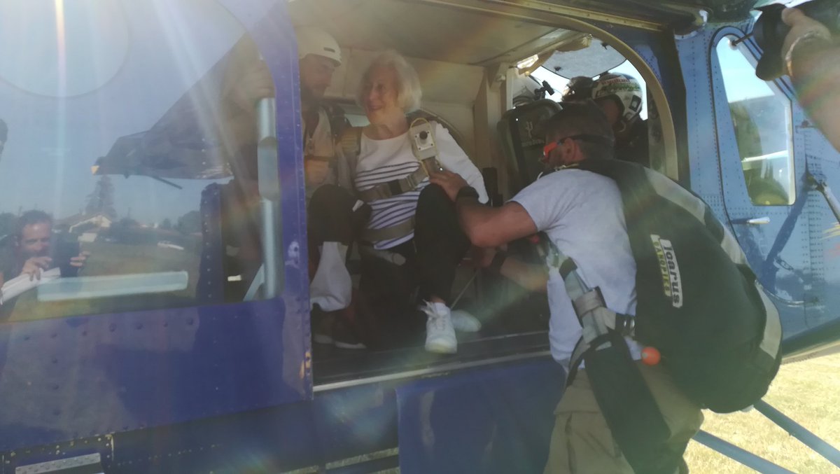 Annie, 81 ans, s'envoie en l'air à 4000m au-dessus des Pyrénées à Tarbes #ForeverYoung