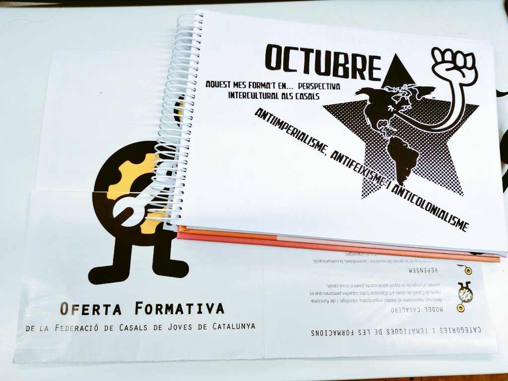 CasalsDeJoves's tweet photo. Arriba octubre, un bon mes per formar-vos en... Perspectiva intercultural als casals!✊🏾La càpsula vol dotar de discurs i eines pràctiques per fer un treball de qüestionament i deconstrucció a fi de generar espais més amplis, diversos i coherents.
@ a: formacio@casalsdejoves.org https://t.co/0PZYMpTuGs