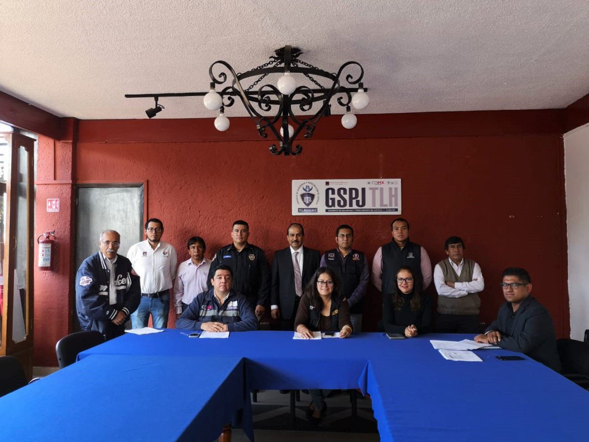 TlahuacRenace's tweet photo. Sesión de hoy miercoles 26.09.18 del Gabinete Delegacional de #SeguridadPública y Procuración de Justicia #Tláhuac. El JD @arturomedinap y @SPTlahuac encabezan la reunión con representantes del Jefe de @GobCDMX de la @SSP_CDMX @PGJDF_CDMX y Contraloría Interna Tláhuac. https://t.co/9AI9h2VisN