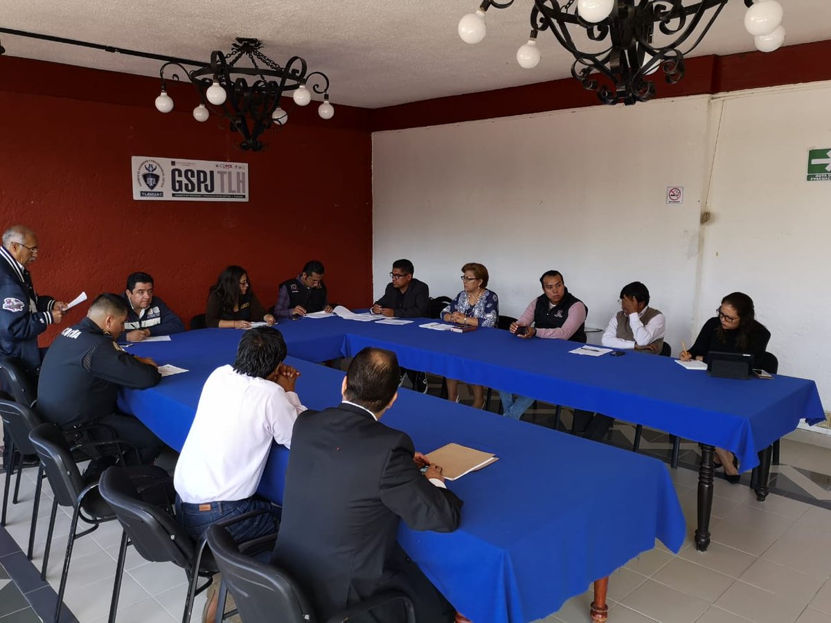 TlahuacRenace's tweet photo. Sesión de hoy miercoles 26.09.18 del Gabinete Delegacional de #SeguridadPública y Procuración de Justicia #Tláhuac. El JD @arturomedinap y @SPTlahuac encabezan la reunión con representantes del Jefe de @GobCDMX de la @SSP_CDMX @PGJDF_CDMX y Contraloría Interna Tláhuac. https://t.co/9AI9h2VisN