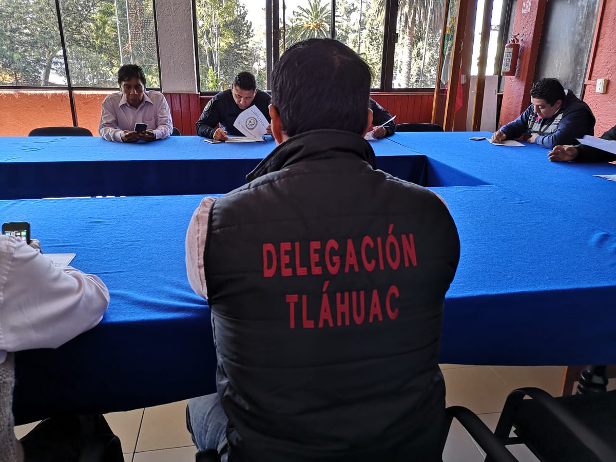 TlahuacRenace's tweet photo. Sesión de hoy miercoles 26.09.18 del Gabinete Delegacional de #SeguridadPública y Procuración de Justicia #Tláhuac. El JD @arturomedinap y @SPTlahuac encabezan la reunión con representantes del Jefe de @GobCDMX de la @SSP_CDMX @PGJDF_CDMX y Contraloría Interna Tláhuac. https://t.co/9AI9h2VisN
