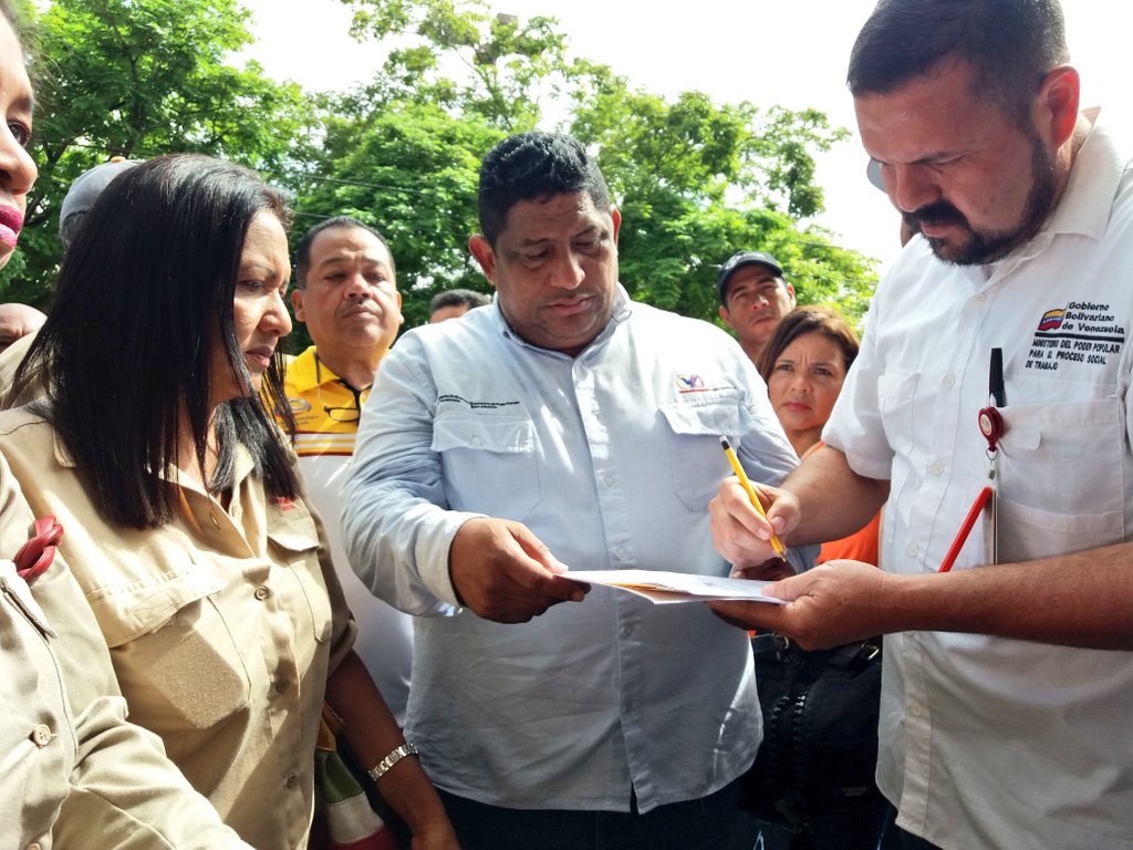 MpppstBol's tweet photo. #26Sep recibimos de parte de la Clase Obrera de Guayana un documento donde esta plasmado las conquistas y beneficios salariales obtenido a través de las luchas, el cual entregaremos a nuestro Ministro del Trabajo @EduardoPinateS @NicolasMaduro @MPPPSTVe @DrodriguezVen https://t.co/eerRklWg3t