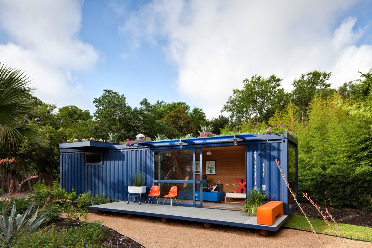 seventhspace1's tweet photo. Old blue storage container transformed into a gorgeous-looking guest house.  
The entire structure is a unique and energy efficient project that maintain the features of the original shipping container.
.
.
https://t.co/XcZJoxoREo https://t.co/RXMoB96QuV