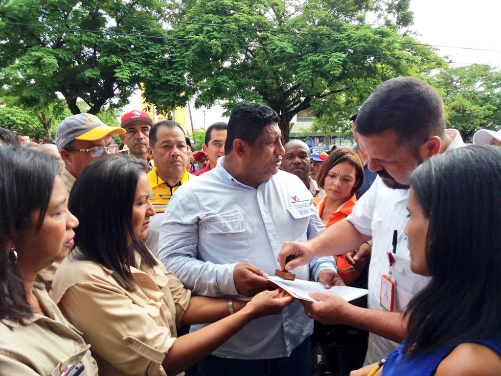 MpppstBol's tweet photo. #26Sep recibimos de parte de la Clase Obrera de Guayana un documento donde esta plasmado las conquistas y beneficios salariales obtenido a través de las luchas, el cual entregaremos a nuestro Ministro del Trabajo @EduardoPinateS @NicolasMaduro @MPPPSTVe @DrodriguezVen https://t.co/eerRklWg3t