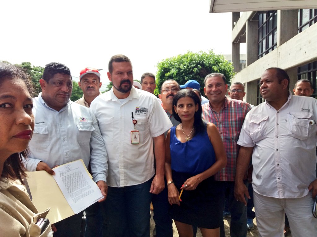 MpppstBol's tweet photo. #26Sep recibimos de parte de la Clase Obrera de Guayana un documento donde esta plasmado las conquistas y beneficios salariales obtenido a través de las luchas, el cual entregaremos a nuestro Ministro del Trabajo @EduardoPinateS @NicolasMaduro @MPPPSTVe @DrodriguezVen https://t.co/eerRklWg3t