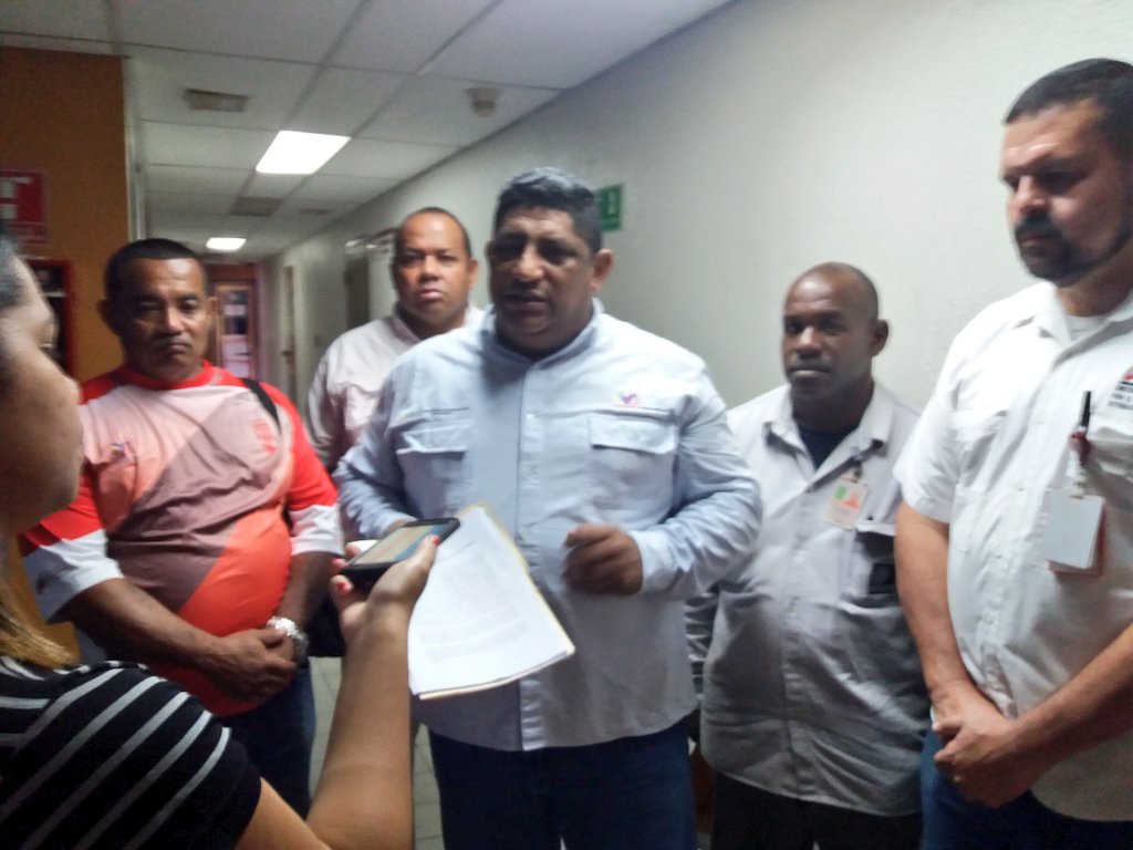 MpppstBol's tweet photo. #26Sep recibimos de parte de la Clase Obrera de Guayana un documento donde esta plasmado las conquistas y beneficios salariales obtenido a través de las luchas, el cual entregaremos a nuestro Ministro del Trabajo @EduardoPinateS @NicolasMaduro @MPPPSTVe @DrodriguezVen https://t.co/eerRklWg3t