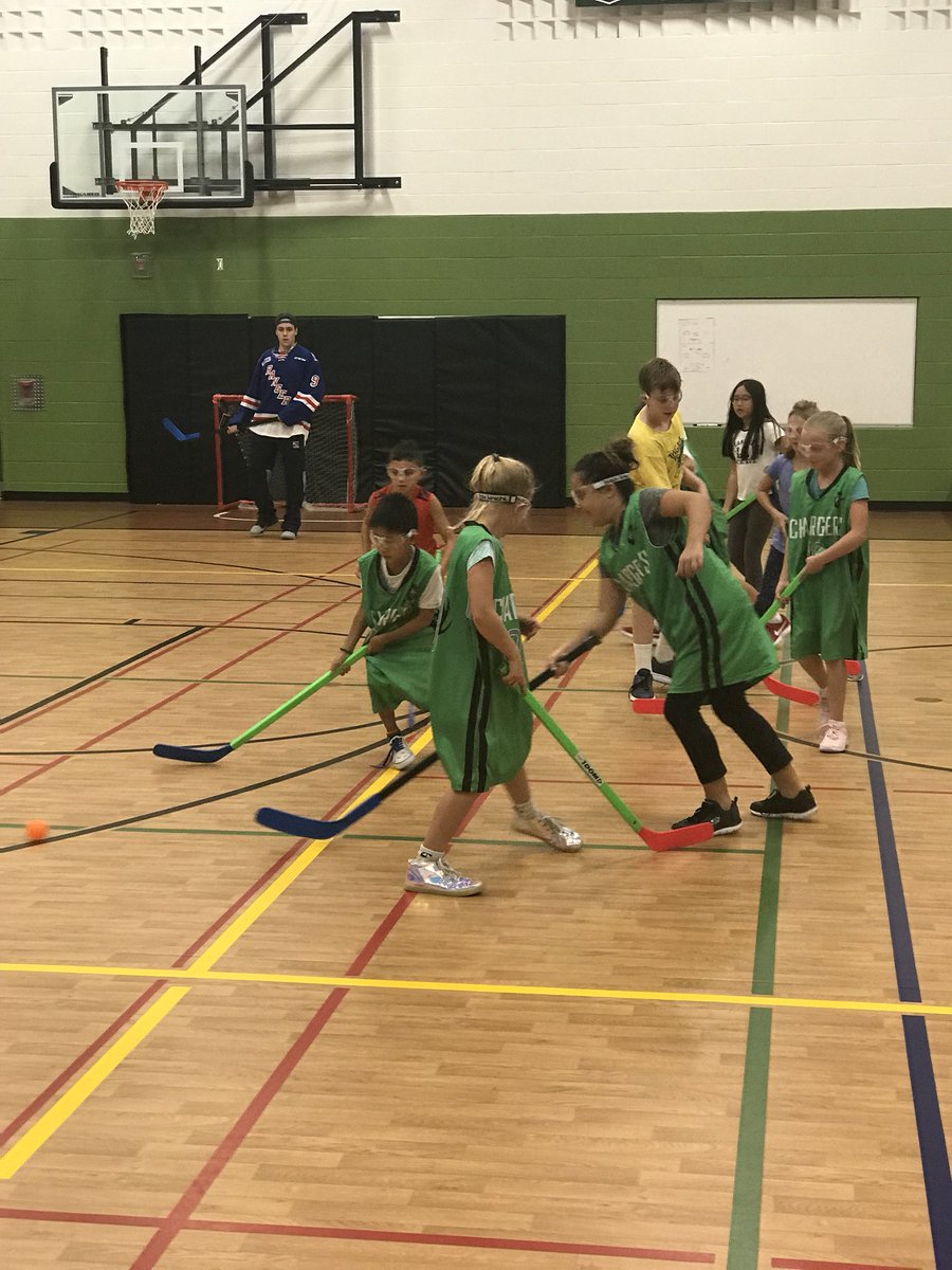 Mr_bsingh's tweet photo. Rangers Captain’s clinic at Chicopee Hills. @chiwrdsb @OHLRangers https://t.co/J4wQsChUpK