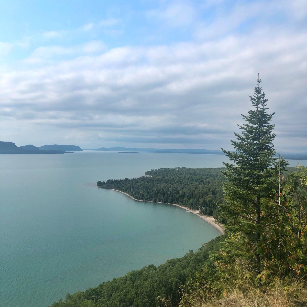 DanielaRoesch's tweet photo. Did you know that Lake Superior holds 10% of the world‘s surface fresh water? #gigantic #greatlakes #canada #travel https://t.co/1uYNJxzDrn
