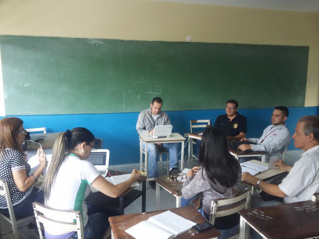 Nuestra institución presente en la socializacion circuital de las Orientaciones Pedagógicas 2018-2019 #EducandoEnComunidad #MiEscuelaTerritorioDePaz @MPPEDUCACION <a href="/charlychaves/">Charly Rojas Chaves</a> @crazet2011 <a href="/RosangelaOrozco/">Rosangela Orozco</a> @psuvaristobulo