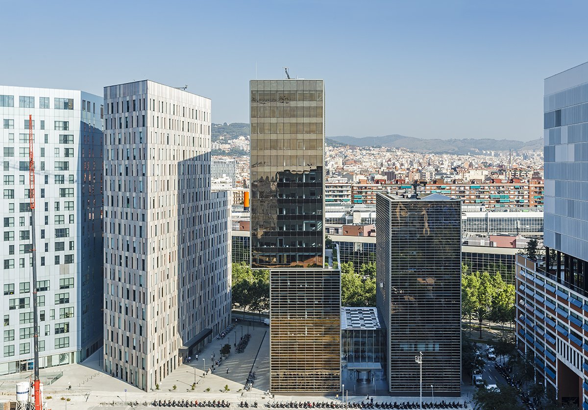 mgrassiphoto's tweet photo. Back in July I went to shoot this impressive structure for #Mermet. It’s amazing how this #building, designed by #gcaarchitects, can reflect the #light and completely change its skin. Thanks @Cuatrecasas for your time!
#marcelagrassi #saviat https://t.co/dd06sZ7ypc