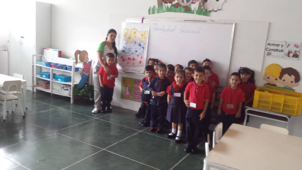 Nuestros chiquitines conociendo y valorando nuestra Identidad Nacional #EducandoEnComunidad #MiEscuelaTerritorioDePaz @MPPEDUCACION @psuvaristobulo <a href="/charlychaves/">Charly Rojas Chaves</a> <a href="/RosangelaOrozco/">Rosangela Orozco</a> <a href="/Crazet2011/">Crazet2011</a>