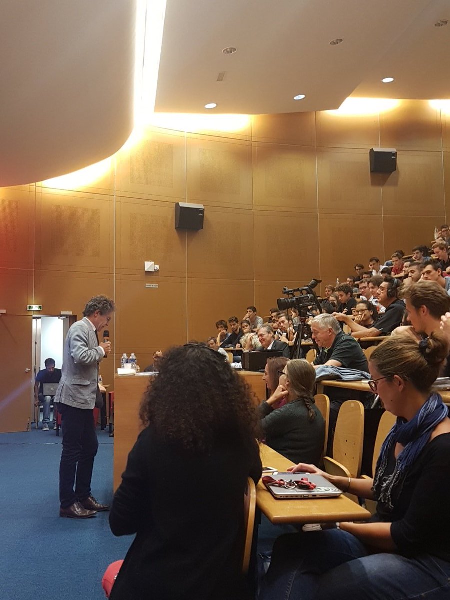 "Les choses qui n'existent pas n'existent pas pour rien... Ça peut être très utile pour trouver des choses qui existent..." On suit toujours <a href="/EtienneKlein/">Etienne KLEIN</a> ! #ConfAgora