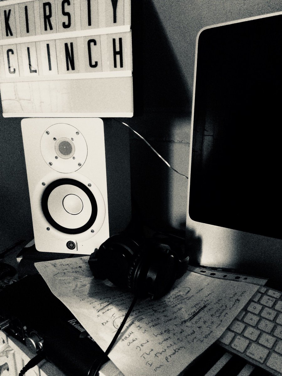 ClinchKirsty's tweet photo. Love recording days... I love having the creative vibe in me !
#youtube #album #logicpro #finalcutpro #recording #recordingdays #guitar #vocals #kirstyclinch #microphone #homestudio #kcstudios #mixing #producer #musician #love #passion #dreams #film #future #buisness #itunes https://t.co/1DJxl066bm