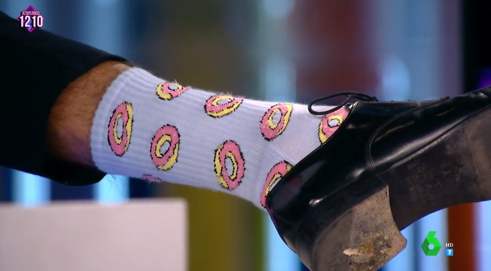 Una vez más persona Más lejano zapeando on Twitter: ".@cristobalsoria nos enseña sus maravillosos calcetines 🧦: "Yo lo primero que hago por las mañanas es ponerme los calcetines" #Zapeando1210 https://t.co/FZtLwkmNYR" / Twitter Una vez más persona Más lejano zapeando on Twitter: ".@cristobalsoria nos enseña sus maravillosos calcetines 🧦: "Yo lo primero que hago por las mañanas es ponerme los calcetines" #Zapeando1210 https://t.co/FZtLwkmNYR" / Twitter