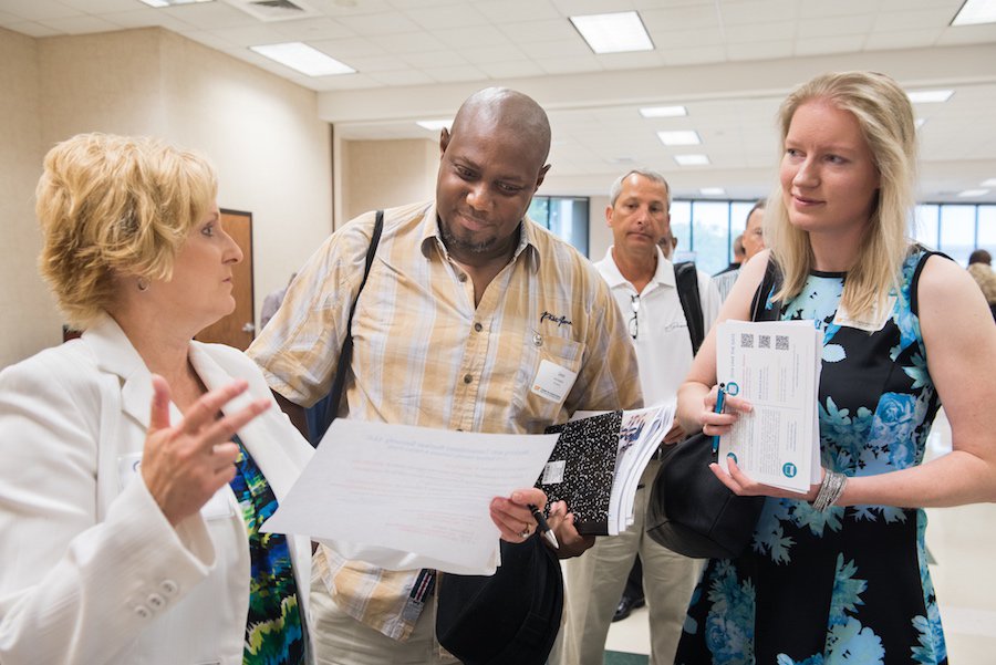 UTChattanooga's tweet image. Meet @UTCCareer's newest tool, @joinHandshake, that helps connect students and @chattanoogaalum's with employers &amp;amp; thousands of listings for part-time and full-time jobs, internships and co-ops
Info: bit.ly/UTCHandshake