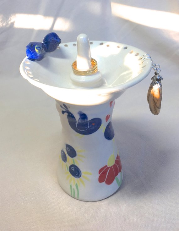 ZenCatPottery's tweet photo. Store your Jewelry!  https://t.co/b9QbIidCj0 #etsyhandmade #etsy #ceramics #Ringdish #ringcone https://t.co/Q0M7IqrXaZ