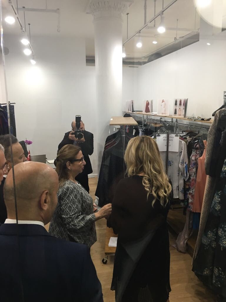 ihkibirlik's tweet photo. Amerika’da bulunan @ticaret mız Sn. @pekcan New York Türkiye Ticaret Merkezimizi ziyaret ederek merkezimiz ve firmalarımız hakkında Başkanımız Sn. @GultepeMustafa den bilgi aldı. #hazırgiyim #ihkib #ihracat #ekonomi #ziyaret #turkishtradecenter #apparel #export https://t.co/juOk2S6IZN