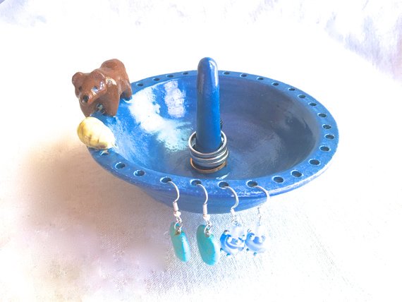 ZenCatPottery's tweet photo. Store your Jewelry!  https://t.co/b9QbIidCj0 #etsyhandmade #etsy #ceramics #Ringdish #ringcone https://t.co/Q0M7IqrXaZ