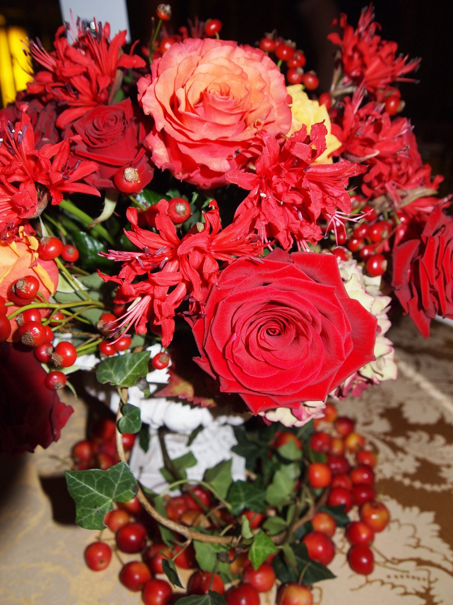 LondonTFP's tweet photo. Autumnal colours and berries, a feast on the senses #autumnalflowers #TFPflowers #TFPdesigns https://t.co/KSPJhnEeQG