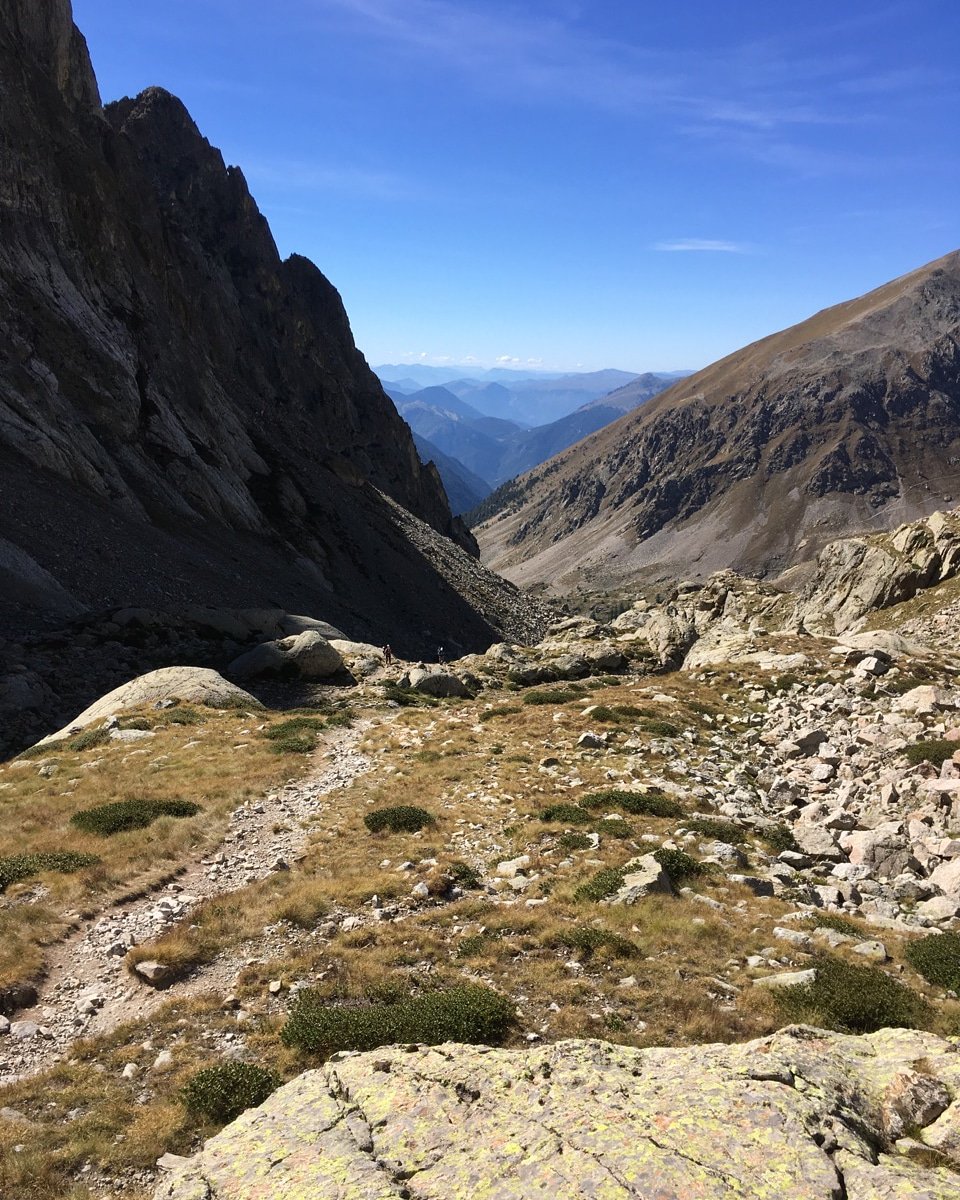Le groupe s'étire (passage d'un col) #workshop #HautesEtudes #esbaangers #bleu #sec #paysage #col #chemin