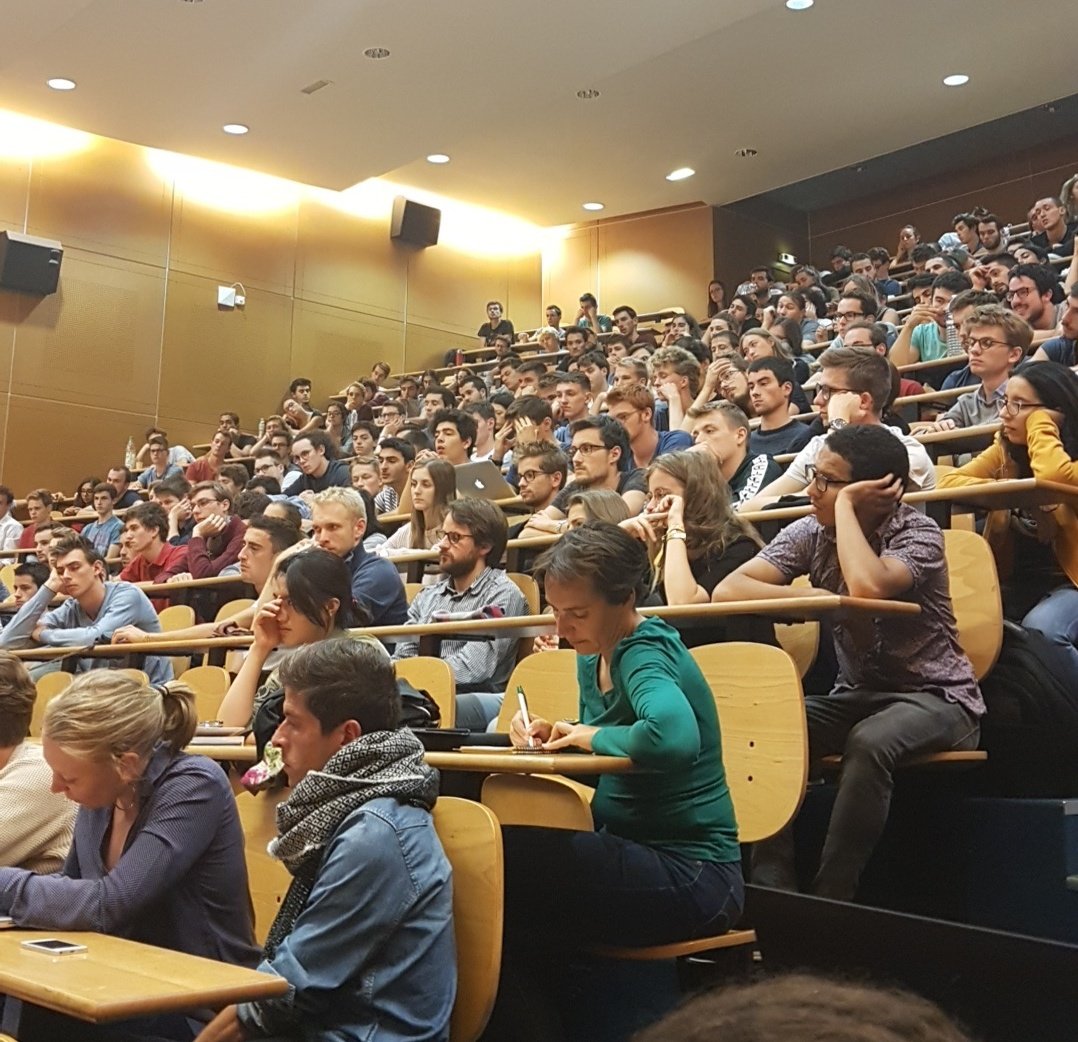 #ConfAgora On parle masse et vitesse de chute, apesanteur et relativité générale : devant une situation banale, jeter un regard nouveau pour ouvrir de nouvelles pistes et les prendre au sérieux... <a href="/EtienneKlein/">Etienne KLEIN</a> explique qu'Einstein a eu peu d'idées mais a su observer différemment